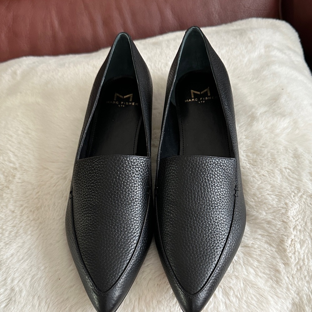Marc Fisher size 8 Zurri black leather flat.